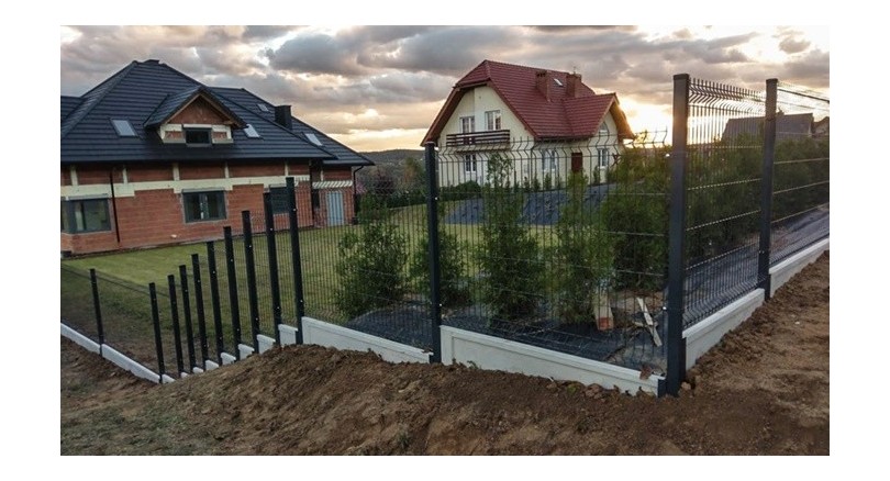 Fence on sloping terrain: ways of assembly and the most common problems