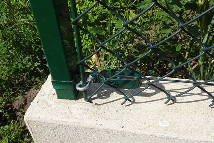 Zakładanie siatki ogrodzeniowej z drutem naciągowym